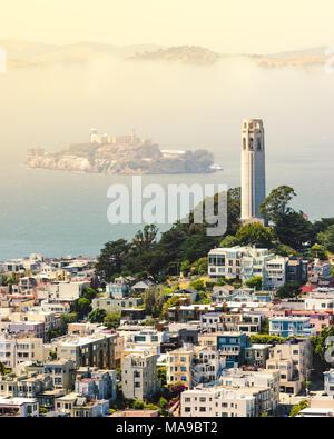 Goldene Stunde Sonnenuntergang mit Coit Tower, Alcatraz und klassischen San Francisco Häuser in North Beach. Stockfoto