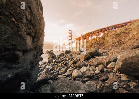 Zeitlose, farbenfrohe Sonnenuntergänge auf das Wahrzeichen der klassisch amerikanischen Stadt, die Golden Gate Bridge, Golden Hour Sunset in San Francisco, Kalifornien Stockfoto