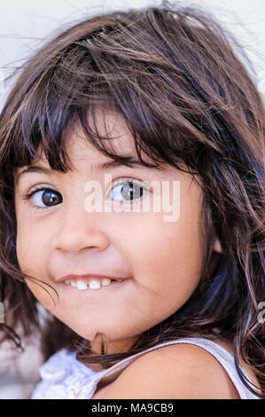 Mexikanische Mädchen an der Schule lächelnd mit sneaky Schauen und Zähne heraus Stockfoto
