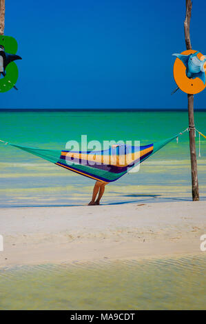 Frau entspannen in einer Hängematte am Strand in Holbox, Mexiko Stockfoto