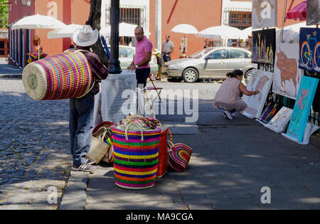 Gewebte Artikel in der Plaza San Jacinto im San Angel Nachbarschaft von Mexiko City, Mexiko verkauft. Stockfoto