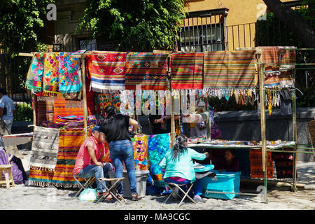 Gewebte Artikel in der Plaza San Jacinto im San Angel Nachbarschaft von Mexiko City, Mexiko verkauft. Stockfoto