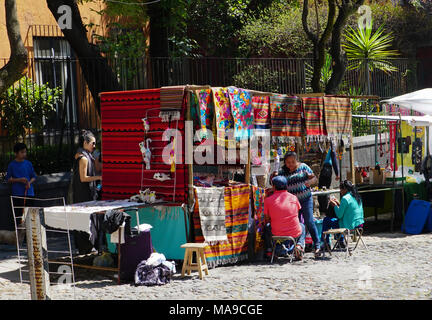 Gewebte Artikel in der Plaza San Jacinto im San Angel Nachbarschaft von Mexiko City, Mexiko verkauft. Stockfoto