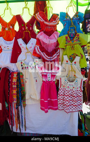 Stoff Kunst in der Plaza San Jacinto im San Angel Nachbarschaft von Mexiko City, Mexiko verkauft. Stockfoto