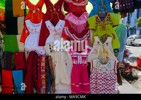 Stoff Kunst in der Plaza San Jacinto im San Angel Nachbarschaft von Mexiko City, Mexiko verkauft. Stockfoto