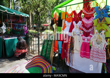 Stoff Kunst in der Plaza San Jacinto im San Angel Nachbarschaft von Mexiko City, Mexiko verkauft. Stockfoto