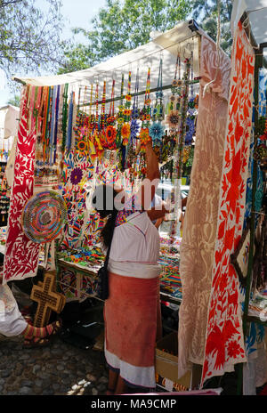 Stoff Kunst in der Plaza San Jacinto im San Angel Nachbarschaft von Mexiko City, Mexiko verkauft. Stockfoto