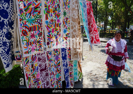 Stoff Kunst in der Plaza San Jacinto im San Angel Nachbarschaft von Mexiko City, Mexiko verkauft. Stockfoto