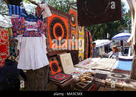 Stoff Kunst in der Plaza San Jacinto im San Angel Nachbarschaft von Mexiko City, Mexiko verkauft. Stockfoto