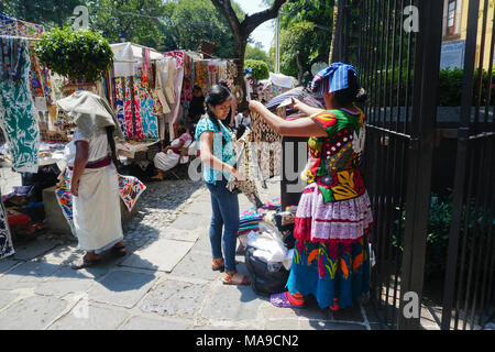 Stoff Kunst in der Plaza San Jacinto im San Angel Nachbarschaft von Mexiko City, Mexiko verkauft. Stockfoto