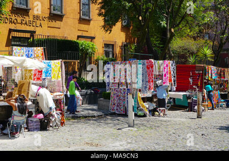 Stoff Kunst in der Plaza San Jacinto im San Angel Nachbarschaft von Mexiko City, Mexiko verkauft. Stockfoto