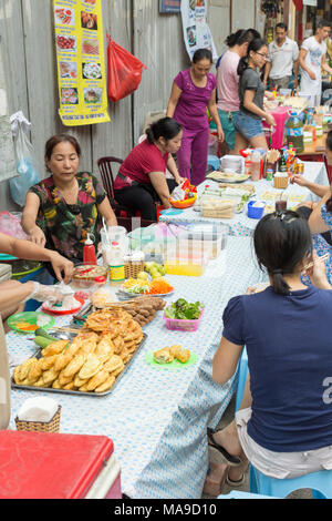 Lokale vietnamesische Leute essen zu einem Street Restaurant in Hanoi Old Quarter, Vietnam Stockfoto