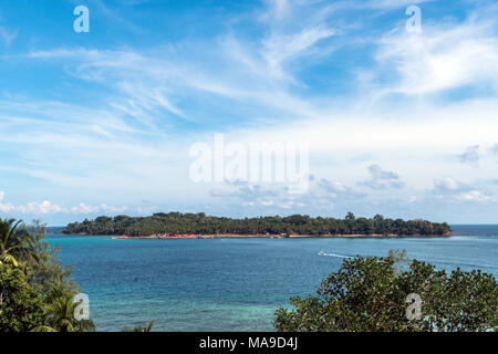 Ross Island ist die Ansicht von oben. Eine kleine Insel in der Mitte des Ozean. Auf blauer Himmel und Wolken Stockfoto