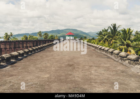 Ein riesiges Gefängnis in Port Blair, Ansicht von oben. Museum der britischen Besetzung der Andaman Inseln. Festung Bau im Dschungel unter Palmen ein Stockfoto