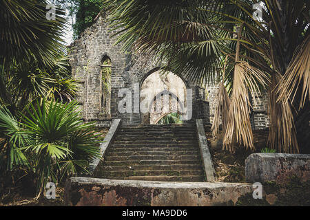 Alte presbyterianische Kirche Ruinen Ross Island, Port Blair, Andamanen und Nikobaren Indien. Der alte verlassene Treppenhaus. Eintritt in das verlassene Gebäude. dil Stockfoto