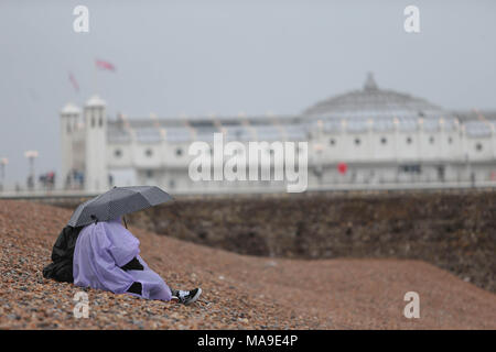 Brighton, UK. 30. März, 2018. Nur die an den Strand brave in Brighton, East Sussex wagte diesen Karfreitag ohne umbella, wie es den ganzen Tag zu Beginn der Ostern Feiertag geregnet hat. Credit: Nigel Bowles/Alamy leben Nachrichten Stockfoto