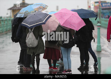 Brighton, UK. 30. März, 2018. Nur die an den Strand brave in Brighton, East Sussex wagte diesen Karfreitag ohne umbella, wie es den ganzen Tag zu Beginn der Ostern Feiertag geregnet hat. Credit: Nigel Bowles/Alamy leben Nachrichten Stockfoto