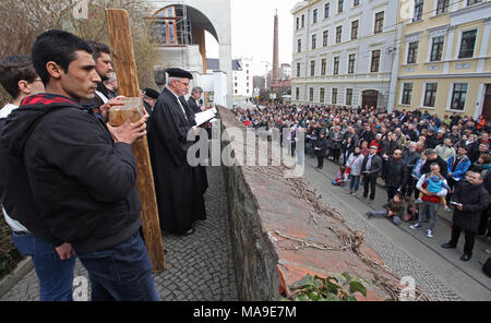 30 März 2018, Deutschland, Görlitz: Teilnehmer an einem 1000-Schritt lange Weg des Kreuzes zu Fuß von der Krypta der Peterskirche in Sachsen auf die Golgathakapelle auf dem Gelände der Grabeskirche. Eine Stunde des Gebets war auf die Zeit des Todes Jesu angeboten. Jedes Jahr am Karfreitag Hunderte von Gläubigen geht auf diese Weise über die Stadt entlang der deutsch-polnischen Grenze. Insgesamt sieben Stationen werden von den Teilnehmern besucht. Foto: Jens Trenkler/dpa Stockfoto