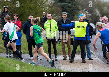 Maidenhead, Großbritannien. 30. März, 2018. Premierminister Theresa May fungiert als Marschall bei der jährlichen 70563 Ostern 10 Charity Rennen am Karfreitag. Credit: Mark Kerrison/Alamy leben Nachrichten Stockfoto