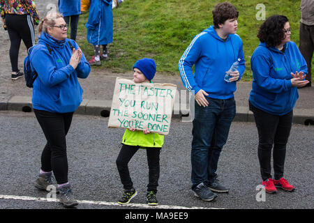 Maidenhead, Großbritannien. 30. März, 2018. Familie Mitglieder begrüßen die Wettbewerber in der jährlichen 70563 Ostern 10 Charity Rennen am Karfreitag. Credit: Mark Kerrison/Alamy leben Nachrichten Stockfoto