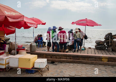 Krong Kaeb, Kep Provinz, Kambodscha, 30. März 2018. Menschen kaufen Krabben die Krabben Markt Credit: David GABIS/Alamy leben Nachrichten Stockfoto