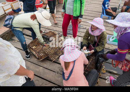 Krong Kaeb, Kep Provinz, Kambodscha, 30. März 2018. Menschen kaufen Krabben die Krabben Markt Credit: David GABIS/Alamy leben Nachrichten Stockfoto