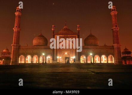 Old Delhi, Indien. 30 Mär, 2018. Bis spät in die Nacht Sicht der Jama Masjid, oder Große Moschee in der Altstadt von Delhi, Indien. Jamia Masjid oder der Großen Moschee Asiens größte Moschee. Jamia Masjid wurde von Kaiser Shah Jehan während Mughal Era Mitte 1600 gebaut. Credit: Saqib Majeed/SOPA Images/ZUMA Draht/Alamy leben Nachrichten Stockfoto