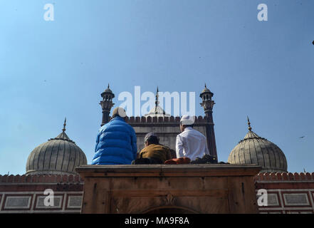 Old Delhi, Indien. 30 Mär, 2018. Die Kinder besuchen die Mittag Gebete bei Jamia Masjid, oder Große Moschee in der Altstadt von Delhi, Indien. Jamia Masjid oder der Großen Moschee Asiens größte Moschee. Jamia Masjid wurde von Kaiser Shah Jehan während Mughal Era Mitte 1600 gebaut. Credit: Saqib Majeed/SOPA Images/ZUMA Draht/Alamy leben Nachrichten Stockfoto