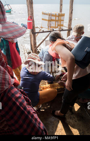 Krong Kaeb, Kep Provinz, Kambodscha, 30. März 2018. Frau kaufen Krabben an der Krabbe Markt Stockfoto