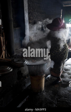 Krong Kaeb, Kep Provinz, Kambodscha, 30. März 2018. Kochen Frau Krabben die Krabben Markt Stockfoto