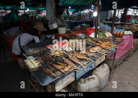 Krong Kaeb, Kep Provinz, Kambodscha, 30. März 2018. Frau verkaufen gegrillte Spieße auf die Krabbe Markt Stockfoto