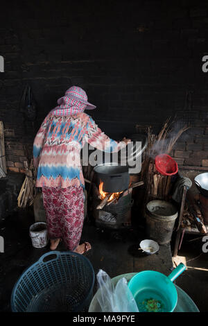 Krong Kaeb, Kep Provinz, Kambodscha, 30. März 2018. Kambodschanischen lady kochen Krebse auf die Krabbe Markt Stockfoto