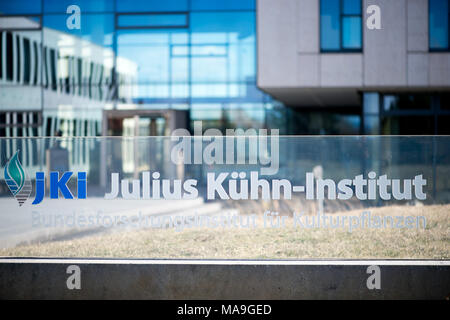 08 März 2018, Deutschland, Quedlinburg: "Julius Kühn Institut' am Eingang des Instituts geschrieben. Foto: Klaus-Dietmar Gabbert/dpa-Zentralbild/dpa Stockfoto