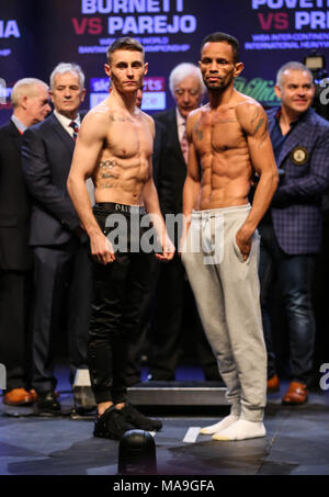 03-30-2018, Motopoint Arena Hall, Cardiff. RYAN BURNETT v YONFREZ PAREJO 8 st 5 lbs 227 g 8 st 5 lbs (Belfast) (Venezuela) Anthony Josua V Joseph Parker, Unified Welt Titel kämpfen Stockfoto