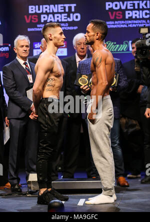 03-30-2018, Motopoint Arena Hall, Cardiff. RYAN BURNETT v YONFREZ PAREJO 8 st 5 lbs 227 g 8 st 5 lbs (Belfast) (Venezuela) Anthony Josua V Joseph Parker, Unified Welt Titel kämpfen Stockfoto