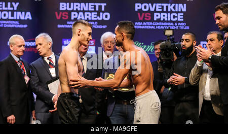 03-30-2018, Motopoint Arena Hall, Cardiff. RYAN BURNETT v YONFREZ PAREJO 8 st 5 lbs 227 g 8 st 5 lbs (Belfast) (Venezuela) Anthony Josua V Joseph Parker, Unified Welt Titel kämpfen Stockfoto