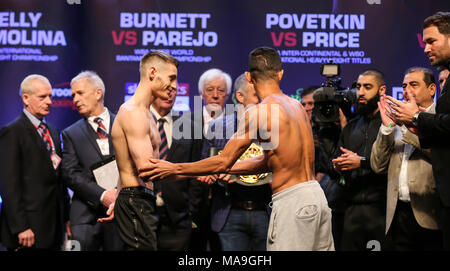 03-30-2018, Motopoint Arena Hall, Cardiff. RYAN BURNETT v YONFREZ PAREJO 8 st 5 lbs 227 g 8 st 5 lbs (Belfast) (Venezuela) Anthony Josua V Joseph Parker, Unified Welt Titel kämpfen Stockfoto