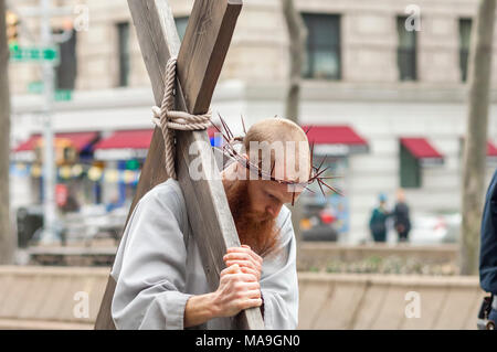 New York, USA. 30. März, 2018. Gemeindemitglieder und Geistliche aus der Franziskaner der Erneuerung versammeln sich in Harlem in New York zu ihrem jährlichen Weg des Kreuzes Zeugnis am Karfreitag, 30. März 2018. Die Prozession beginnt im St. Joseph's Kloster in Harlem und endet einige Stunden später an der St. Crispin Kloster in der Bronx, wo ein guter Freitag Service erfolgt. Credit: Richard Levine/Alamy leben Nachrichten Stockfoto