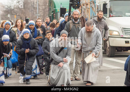 New York, USA. 30. März, 2018. Gemeindemitglieder und Geistliche aus der Franziskaner der Erneuerung versammeln sich in Harlem in New York zu ihrem jährlichen Weg des Kreuzes Zeugnis am Karfreitag, 30. März 2018. Die Prozession beginnt im St. Joseph's Kloster in Harlem und endet einige Stunden später an der St. Crispin Kloster in der Bronx, wo ein guter Freitag Service erfolgt. Credit: Richard Levine/Alamy leben Nachrichten Stockfoto