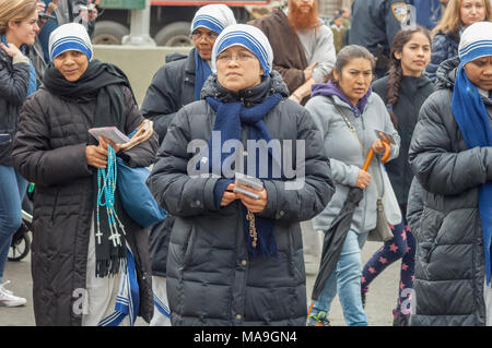 New York, USA. 30. März, 2018. Schwestern von der Nächstenliebe Gemeindemitglieder und Geistliche aus der Franziskaner der Erneuerung melden Sie versammeln sich in Harlem in New York zu ihrem jährlichen Weg des Kreuzes Zeugnis Spaziergang am Karfreitag, 30. März 2018. Die Prozession beginnt im St. Joseph's Kloster in Harlem und endet einige Stunden später an der St. Crispin Kloster in der Bronx, wo ein guter Freitag Service erfolgt. Mehrere hundert Gemeindemitglieder sowie Klerus in der Veranstaltung teilgenommen, Teil der Heiligen Woche, die die Kreuzigung von Jesus Christus erinnert. (© Richard B. Levine) Credit: Richard Levine/Alamy Stockfoto