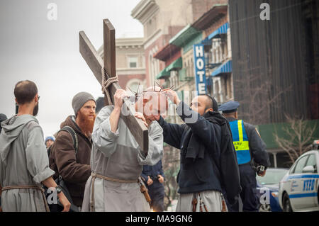 New York, USA. 30. März, 2018. Gemeindemitglieder und Geistliche aus der Franziskaner der Erneuerung versammeln sich in Harlem in New York zu ihrem jährlichen Weg des Kreuzes Zeugnis am Karfreitag, 30. März 2018. Die Prozession beginnt im St. Joseph's Kloster in Harlem und endet einige Stunden später an der St. Crispin Kloster in der Bronx, wo ein guter Freitag Service erfolgt. Credit: Richard Levine/Alamy leben Nachrichten Stockfoto