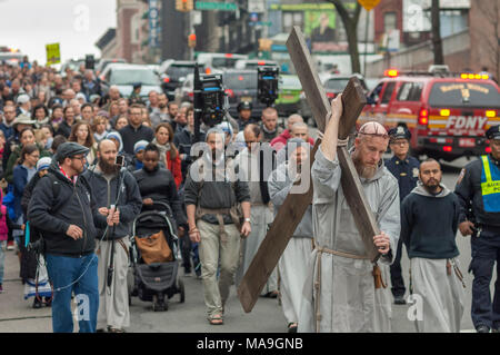 New York, USA. 30. März, 2018. Gemeindemitglieder und Geistliche aus der Franziskaner der Erneuerung versammeln sich in Harlem in New York zu ihrem jährlichen Weg des Kreuzes Zeugnis am Karfreitag, 30. März 2018. Die Prozession beginnt im St. Joseph's Kloster in Harlem und endet einige Stunden später an der St. Crispin Kloster in der Bronx, wo ein guter Freitag Service erfolgt. Credit: Richard Levine/Alamy leben Nachrichten Stockfoto