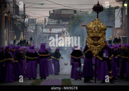 Guatemala City, Guatemala. 30 März 2018, Guatemala, Guatemala Stadt: Gläubigen die Teilnahme an der Prozession von der Kirche "La Merced" am Karfreitag. Diese Prozession ist eine der ältesten in der guatemaltekischen Hauptstadt. Foto: Eduardo Maldonado/dpa Stockfoto