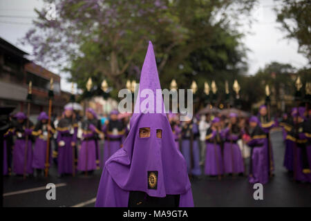 Guatemala City, Guatemala. 30 März 2018, Guatemala, Guatemala Stadt: Gläubigen in Verkleidungen und spitzen Kapuzen, die an der Prozession von der Kirche "La Merced" am Karfreitag. Diese Prozession ist eine der ältesten in der guatemaltekischen Hauptstadt. Foto: Eduardo Maldonado/dpa Stockfoto