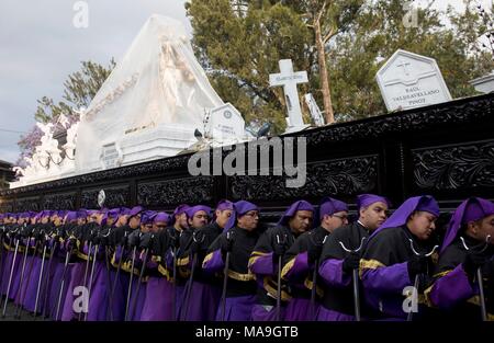 Guatemala City, Guatemala. 30 März 2018, Guatemala, Guatemala Stadt: Gläubigen die Teilnahme an der Prozession von der Kirche "La Merced" am Karfreitag. Diese Prozession ist eine der ältesten in der guatemaltekischen Hauptstadt. Foto: Eduardo Maldonado/dpa Stockfoto