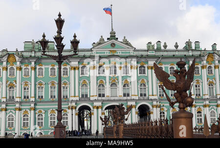 15 März 2018, Russland, St. Petersburg: Die russischen Flagge schwenkten auf die Eremitage mit dem Winterpalais in der Innenstadt von St. Petersburg. Foto: Hendrik Schmidt/dpa-Zentralbild/ZB Stockfoto