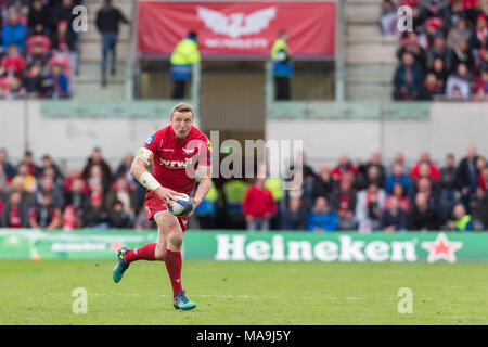 Scarlets Zentrum Hadleigh Parkes auf den Angriff in der europäischen Champions Cup Viertelfinale Match zwischen Scarlets und Stade Rochelais/La Rochelle. Stockfoto