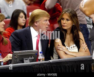 Florida, USA. 25 Dez, 2005. 122505 sc spt Wärme Lakers Personal Foto von Damon Higgins/der Palm Beach Post MIAMI (American Airlines Arena). Donald Trump Chats mit seiner Frau während courtside am Sonntag Spiel zwischen der Wärme und Lakers sitzt. 122505 nicht für eine Verbreitung außerhalb COX PAPIERE. Aus Palm Beach, BROWARD, Martin, ST. LUCIE, Indian River und Okeechobee County in Florida. Aus ORLANDO, TV, Zeitschriften, die tabloids, die weite Welt, das Internet zu nutzen. Keine Verkäufe. ORG XMIT: MER ORG XMIT: MER 0512252019031664 0706201709414847 (Credit Bild: © Damon Higgins/der Palm Beach Post Stockfoto