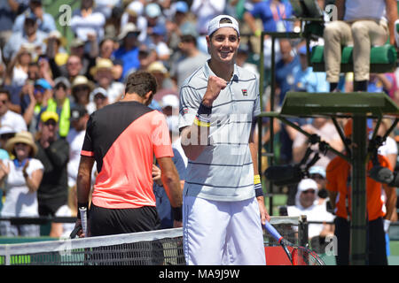 Key Biscayne, Florida, USA. 30 Mär, 2018. KEY BISCAYNE, FL - MÄRZ 30: John Isner (USA) feiert seinen Gewinn bei Tag 12 der 2018 Miami geöffnet an der Crandon Park Tennis Center am 29. März 2018 in Key Biscayne, Florida Credit: Andrew Patron/ZUMA Draht/Alamy Leben Nachrichten gehalten Stockfoto