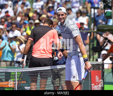 Key Biscayne, Florida, USA. 30 Mär, 2018. KEY BISCAYNE, FL - MÄRZ 30: John Isner (USA) feiert seinen Gewinn bei Tag 12 der 2018 Miami geöffnet an der Crandon Park Tennis Center am 29. März 2018 in Key Biscayne, Florida Credit: Andrew Patron/ZUMA Draht/Alamy Leben Nachrichten gehalten Stockfoto